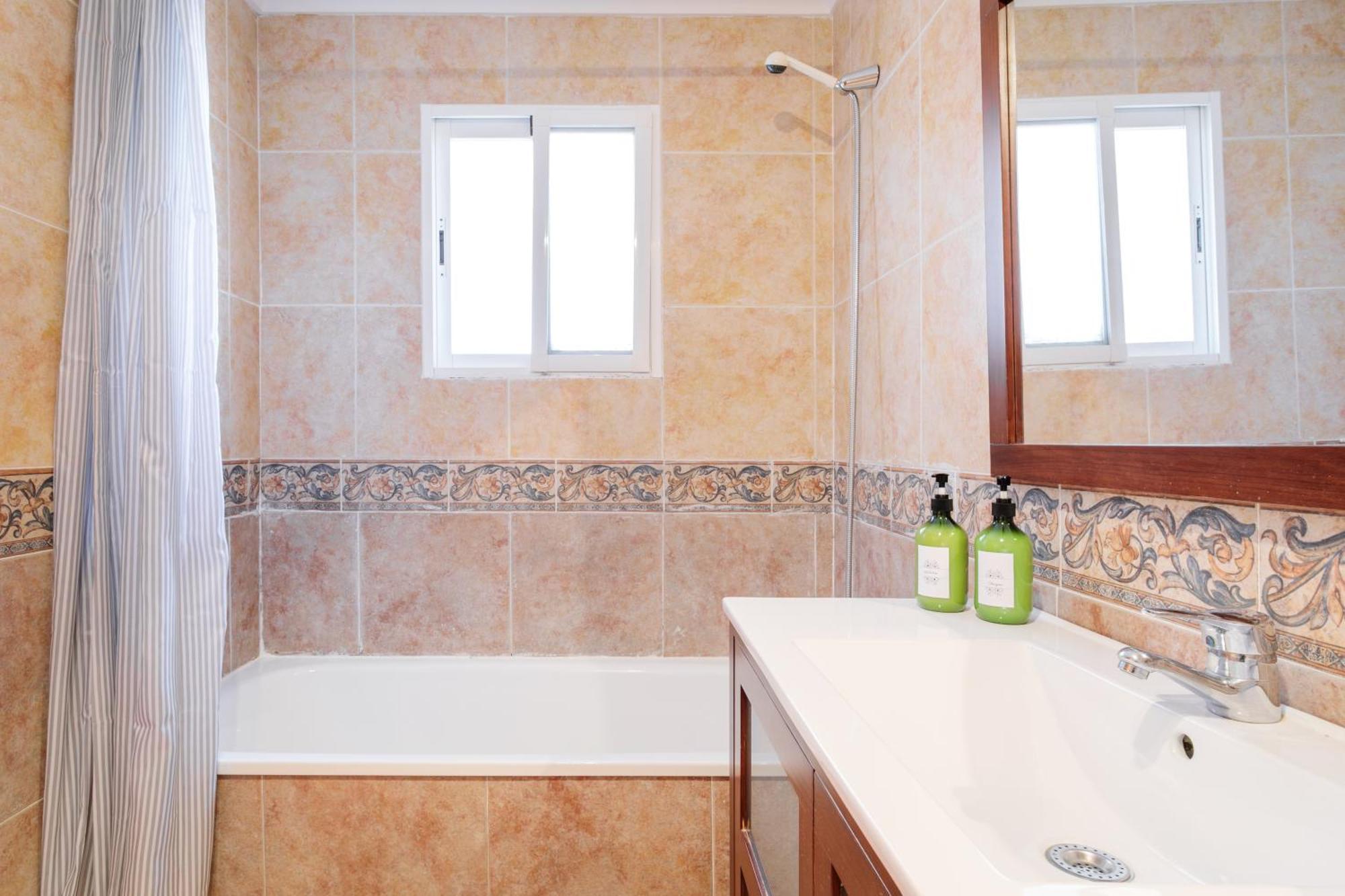 Montefaro Spacious Townhouse - Beach & Pool サンタ・ポラ エクステリア 写真